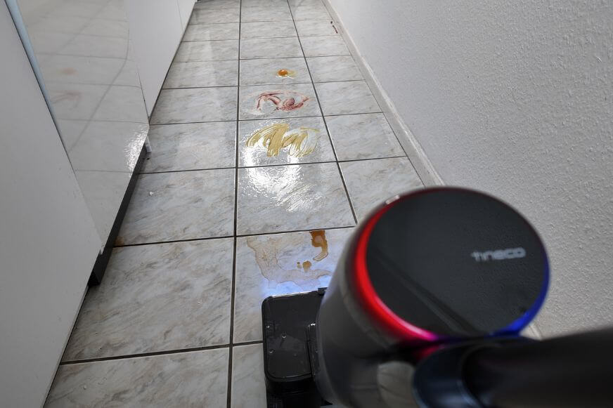 LED-Display am Tineco S7 Max Pro während der Reinigung, zeigt Modus und unterstützt die automatische Anpassung durch den iLoop-Sensor.